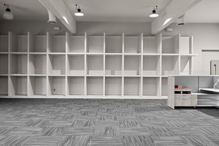 More Photos Of 115 1/2 W Wyoming St, Kalispell Showroom For Lease