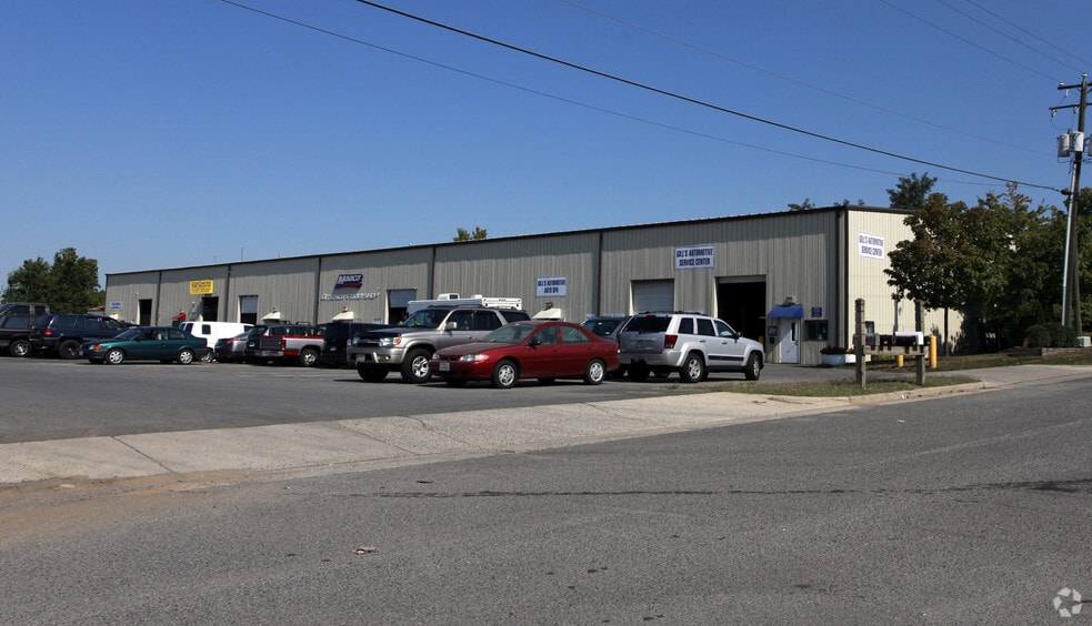 Primary Photo Of 21585 Cedar Ln, Sterling Warehouse For Lease