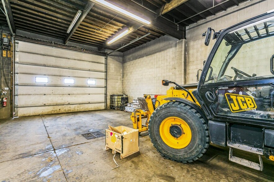 More Photos Of 7912 Yellowhead Trl NW, Edmonton Service For Lease