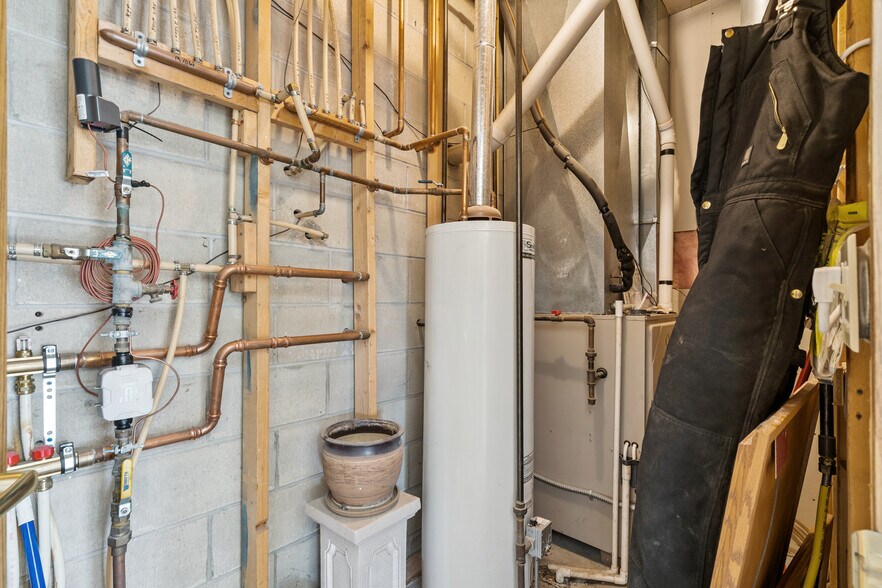 More Photos Of 702 Short St, Decorah Office For Sale