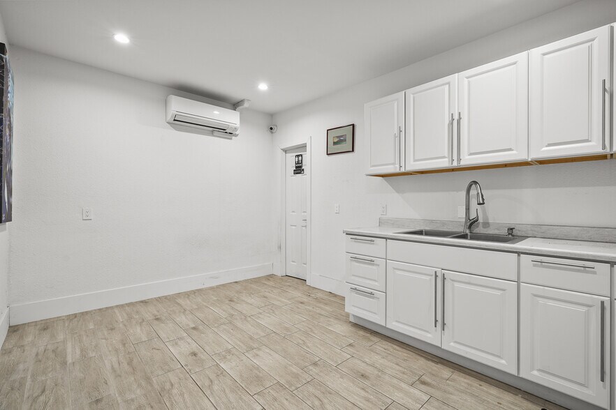 More Photos Of 1130 N Hollywood Way, Burbank Freestanding For Lease