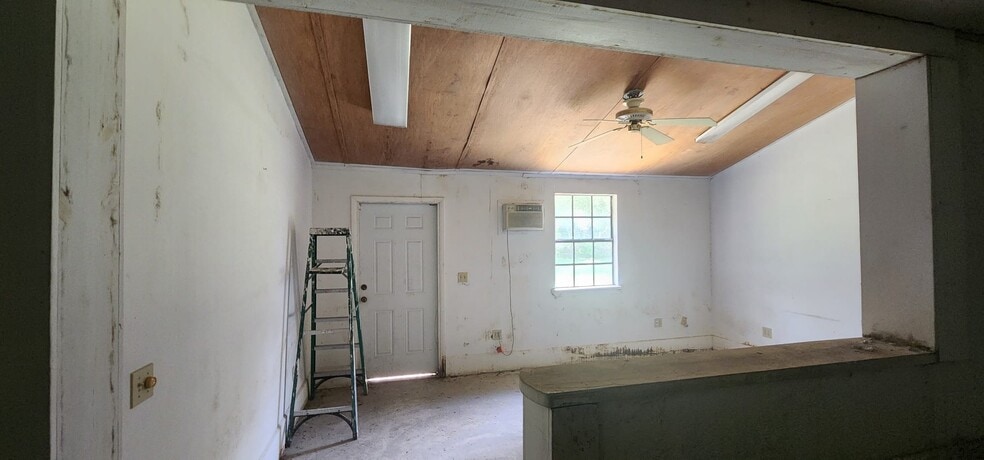 More Photos Of 284 S Center St, Pierson Auto Repair For Lease