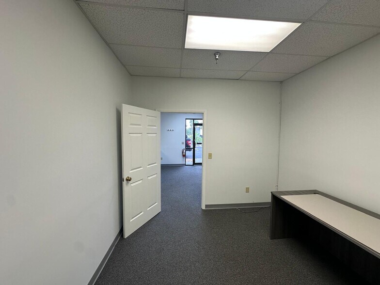 More Photos Of 14200-14280 Carlson Cir, Tampa Light Distribution For Lease