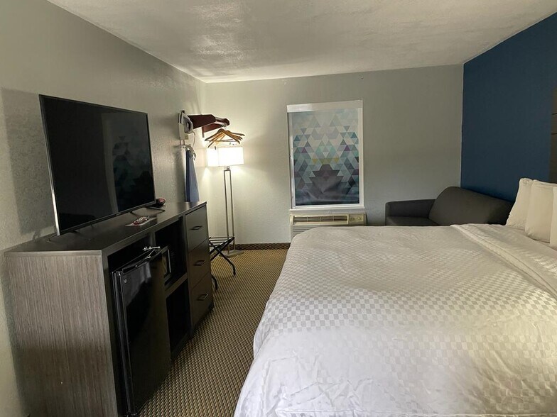 More Photos Of 1408 E Church St, Warren Hotel For Sale