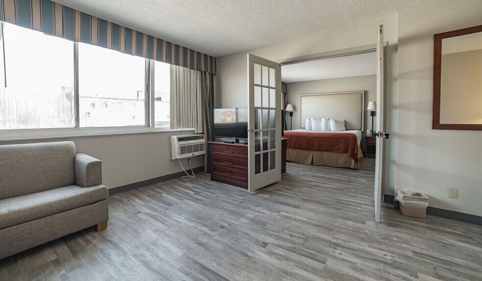 More Photos Of 325 Main St, Keokuk Hotel For Sale