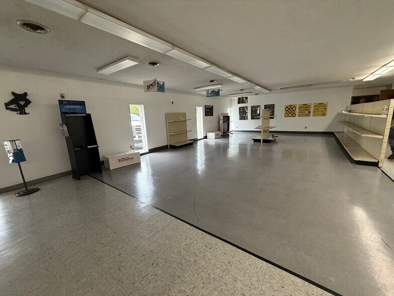 More Photos Of 7420 Asheville Hwy, Knoxville Light Manufacturing For Lease