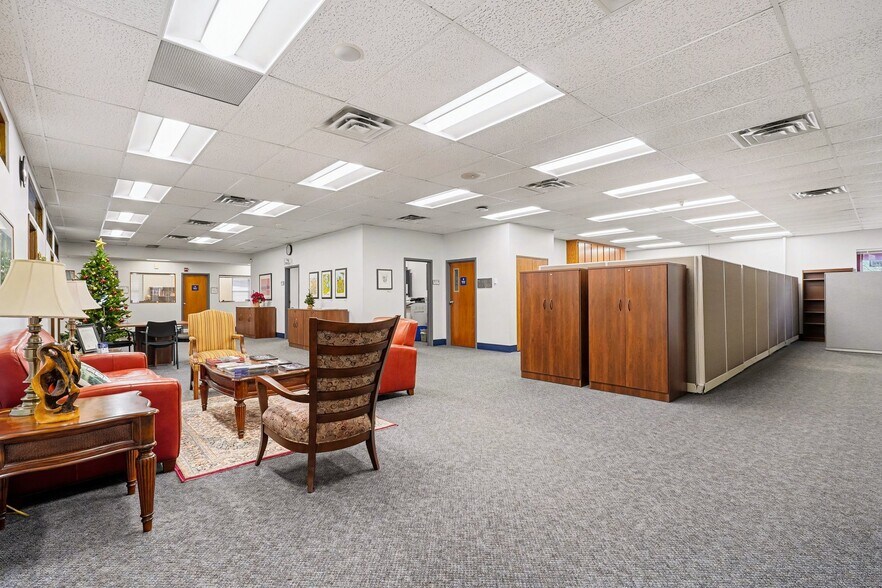 More Photos Of 2450 Park Ave, Minneapolis Office For Sale