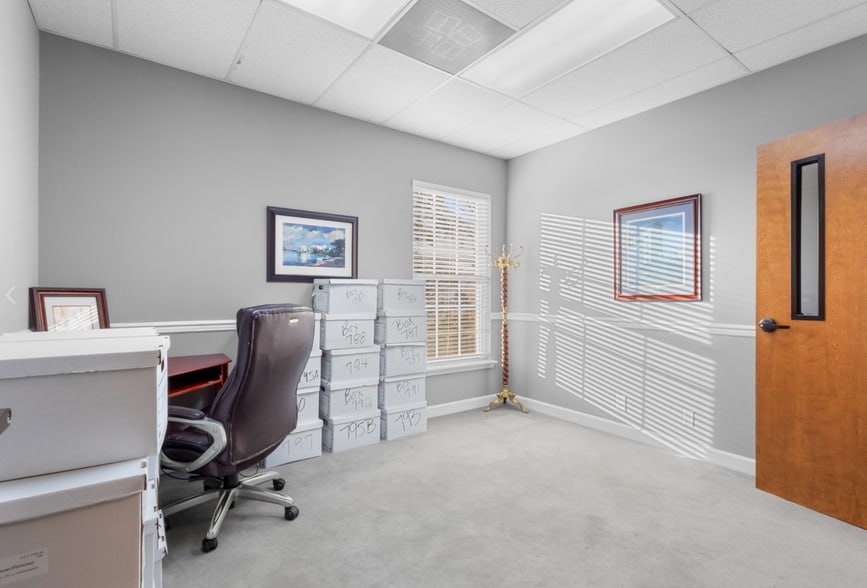 More Photos Of 212 Madison St, Clarksville Office For Lease