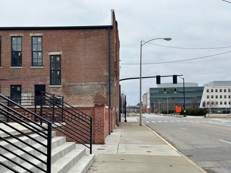 More Photos Of 129 SE 4th St, Evansville Storefront For Lease