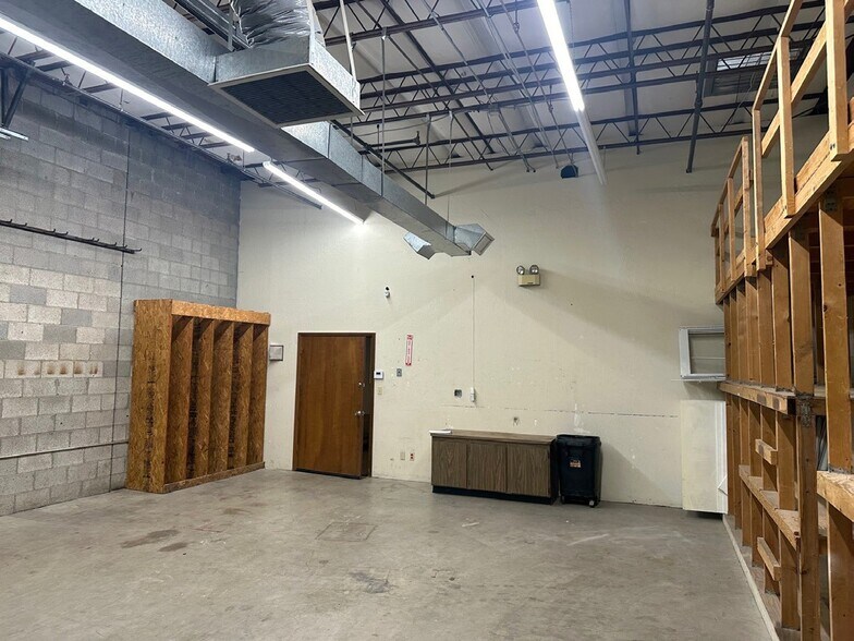 More Photos Of 7950 E Acoma Dr, Scottsdale Research And Development For Lease