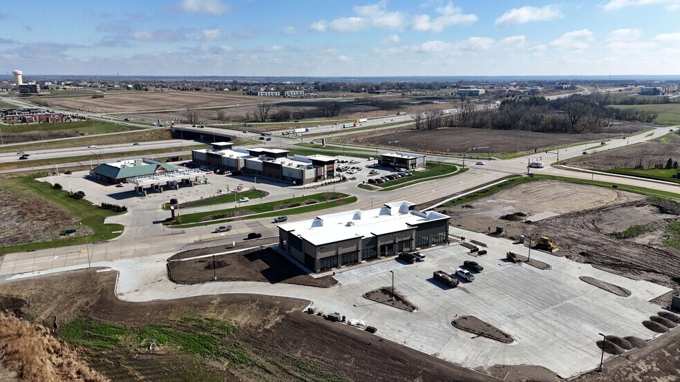 More Photos Of 10100 Plum Dr, Urbandale Restaurant For Lease