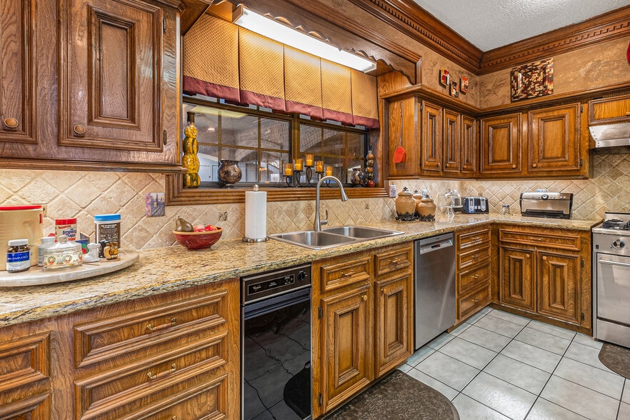 More Photos Of 1454 Oday Rd, Pearland Light Manufacturing For Sale