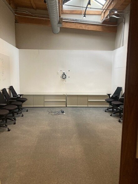 More Photos Of 1175-1195 Park Ave, Emeryville Showroom For Lease