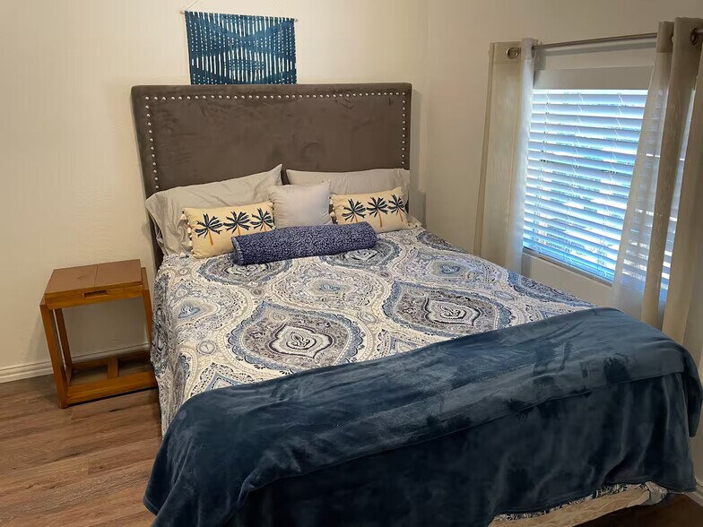 More Photos Of 747 Oasis St, New Braunfels Storefront Retail Residential For Sale