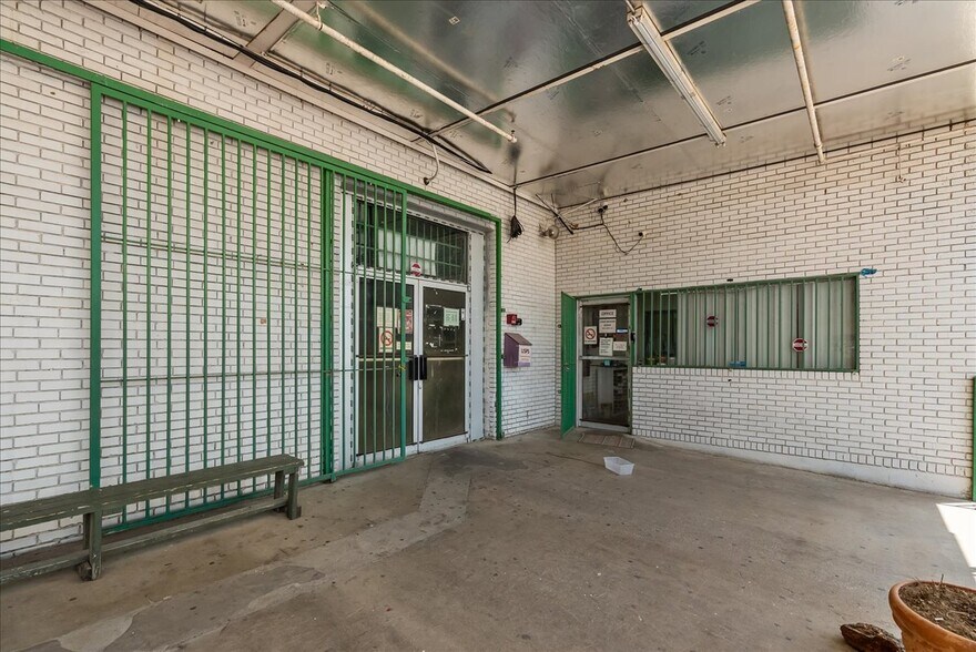 More Photos Of 318 E Long Ave, Fort Worth General Retail For Sale