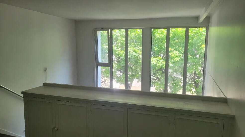 More Photos Of 11 Rue Chateaubriand, Paris Office For Sale