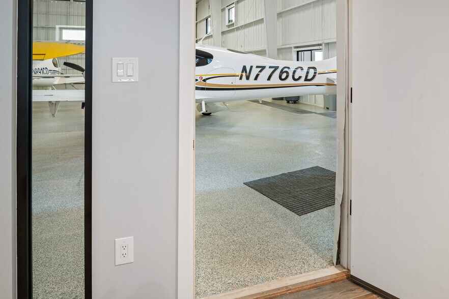 More Photos Of 18000 Groschke Rd, Houston Airplane Hangar For Lease