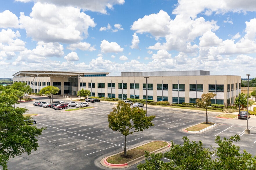 More Photos Of 810 Hester's Crossing, Round Rock Office For Lease