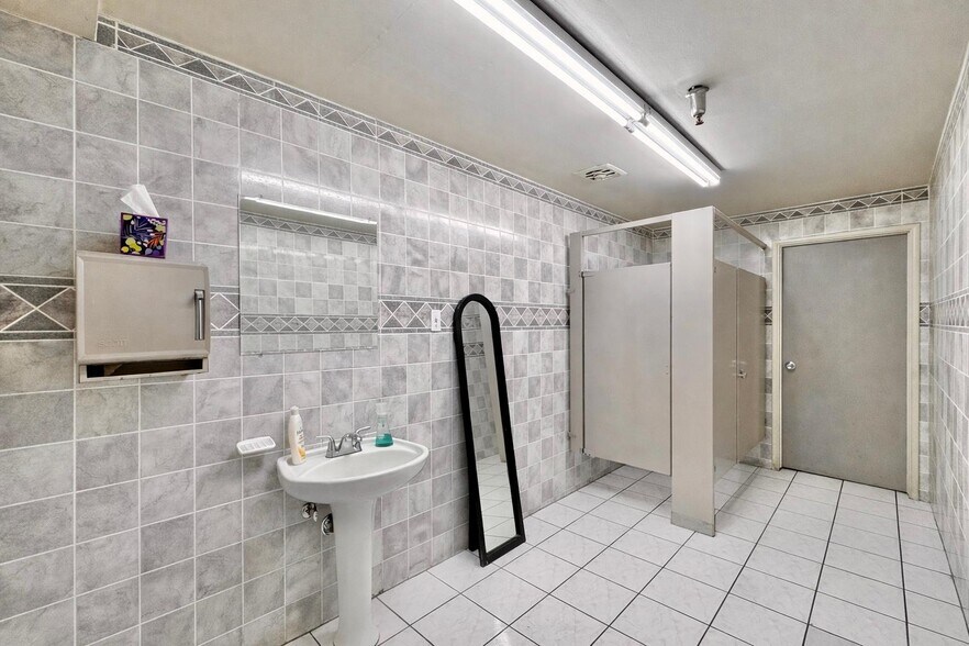 More Photos Of 1005 E Orangethorpe Ave, Anaheim Warehouse For Sale