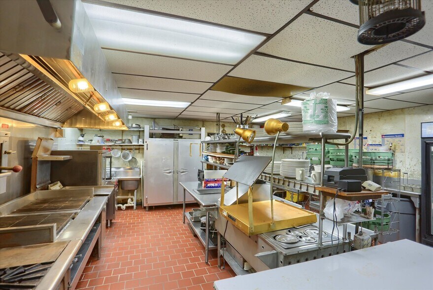 More Photos Of 145 Chamberlaine Ave, Pottsville Flex For Sale