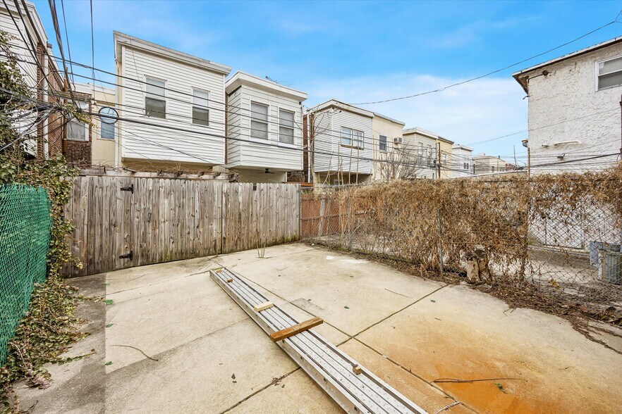 More Photos Of 1909 S Broad St, Philadelphia Office Residential For Sale