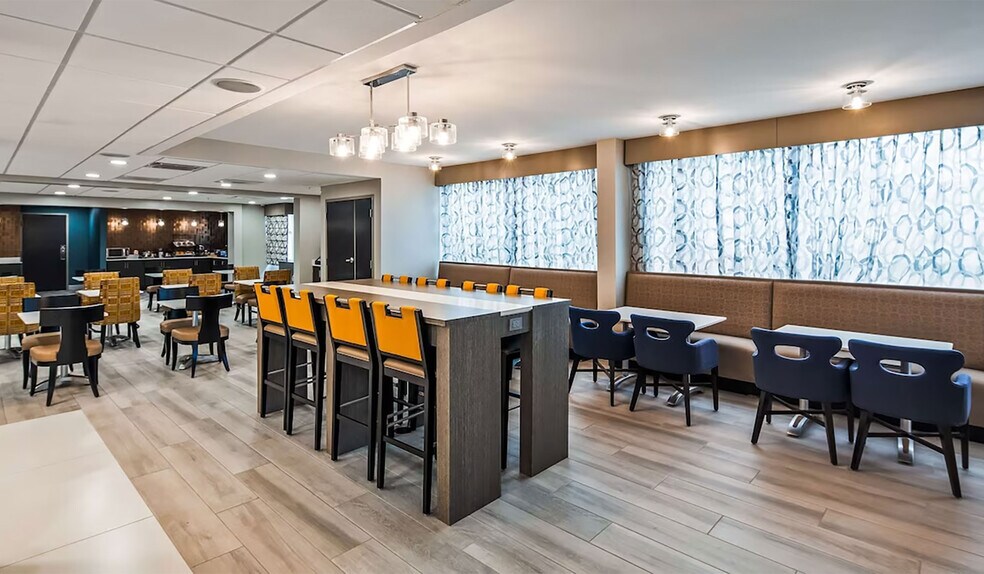 More Photos Of 604 1/2 Iaa Dr, Bloomington Hotel For Sale