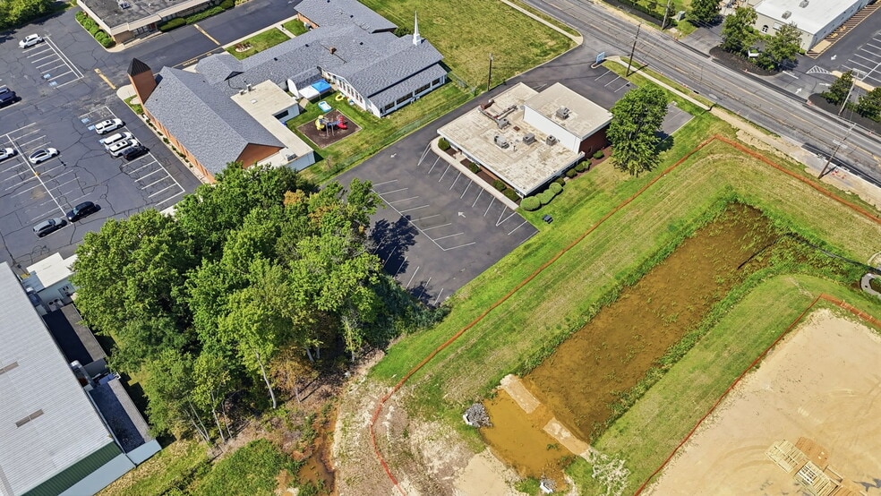 More Photos Of 1568 Woodbourne Rd, Levittown Office For Lease