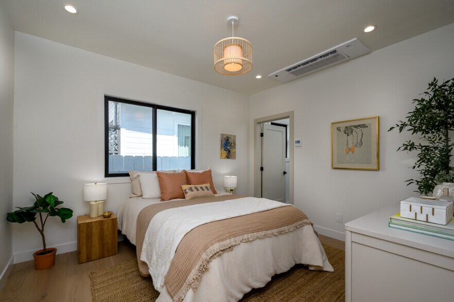 More Photos Of 223 Howland Canal, Venice Multifamily For Sale