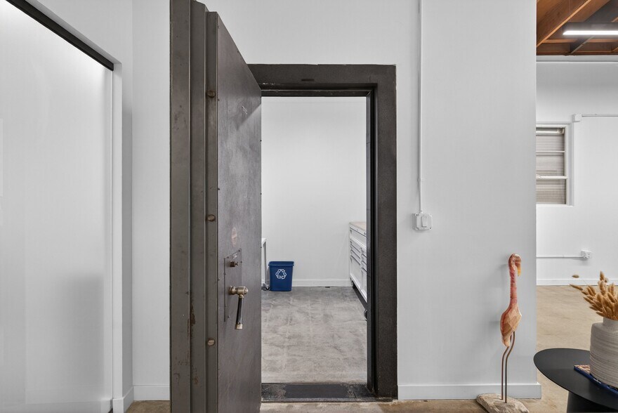 More Photos Of 1322-1326 Obispo Ave, Long Beach Warehouse For Lease