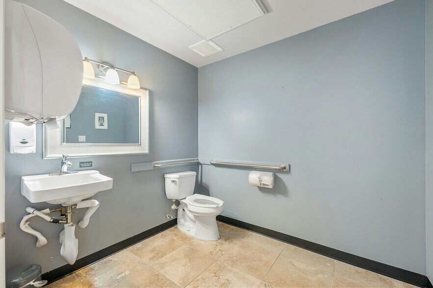 More Photos Of 2413-2415 Greenlawn Pky, Austin Office For Sale