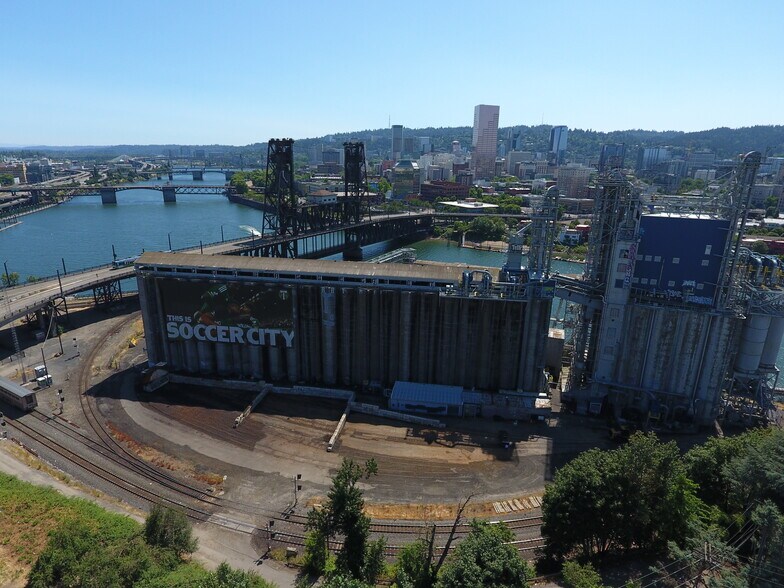 More Photos Of 900 N Thunderbird Way, Portland Distribution For Sale