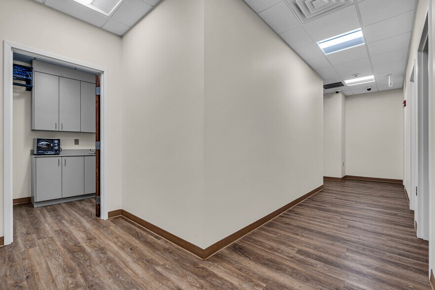 More Photos Of 500 Park Ave, Manalapan Township Medical For Lease