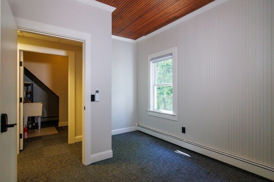 More Photos Of 114 High St, Wareham Office For Sale