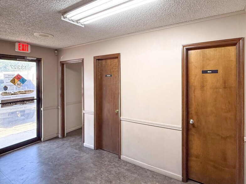 More Photos Of 13327 S Choctaw Dr, Baton Rouge Distribution For Sale