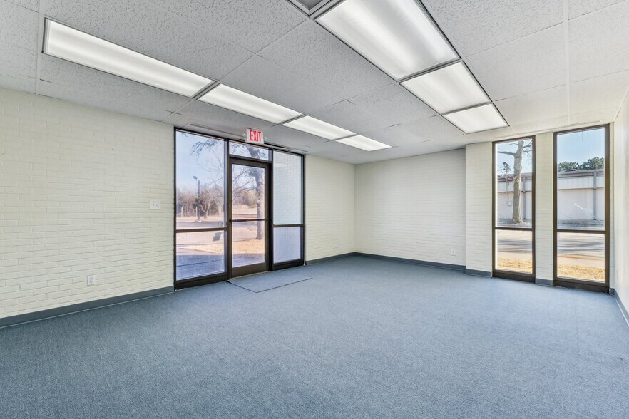 More Photos Of 414 N Air Depot Blvd, Midwest City Office For Lease