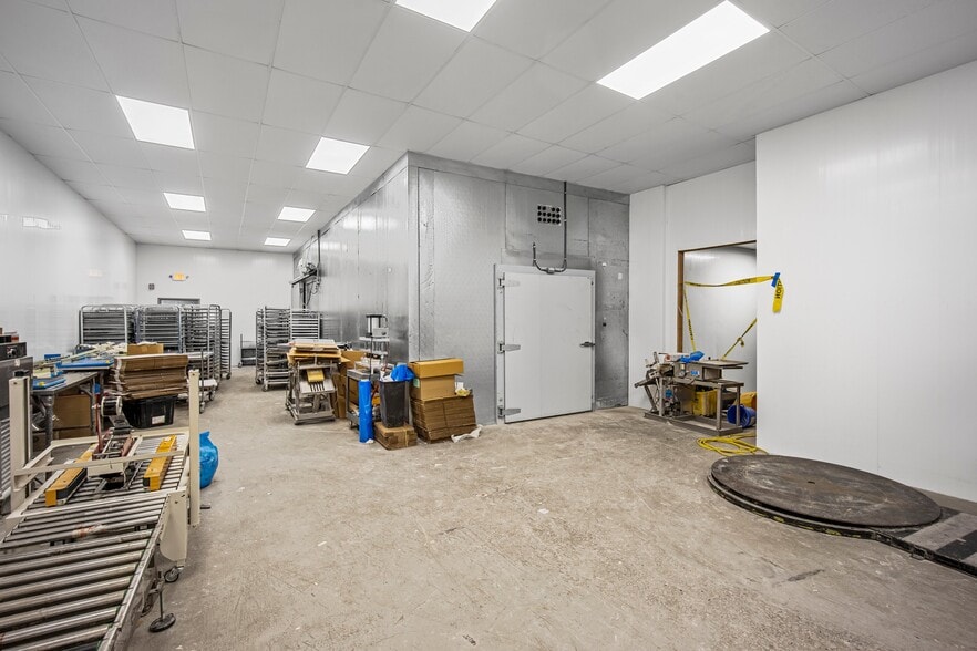 More Photos Of 381 Vineyard Ave, Highland Refrigeration Cold Storage For Sale