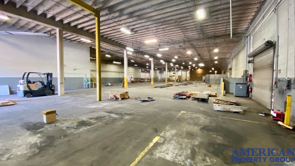 More Photos Of 2075 47th St, Sarasota Warehouse For Lease
