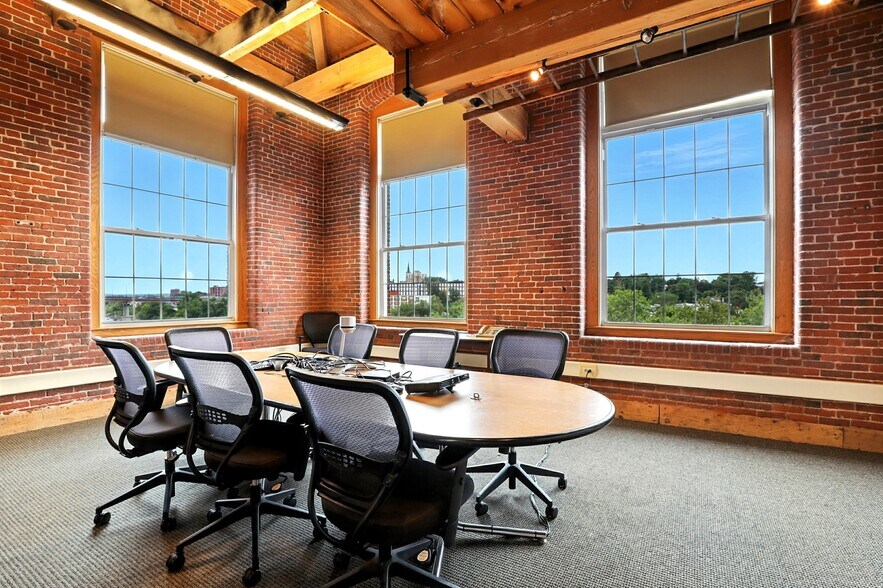 More Photos Of 670 N Commercial St, Manchester Apartments For Lease