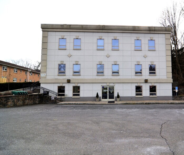 More Photos Of 107 W Main St, Clinton Office For Lease