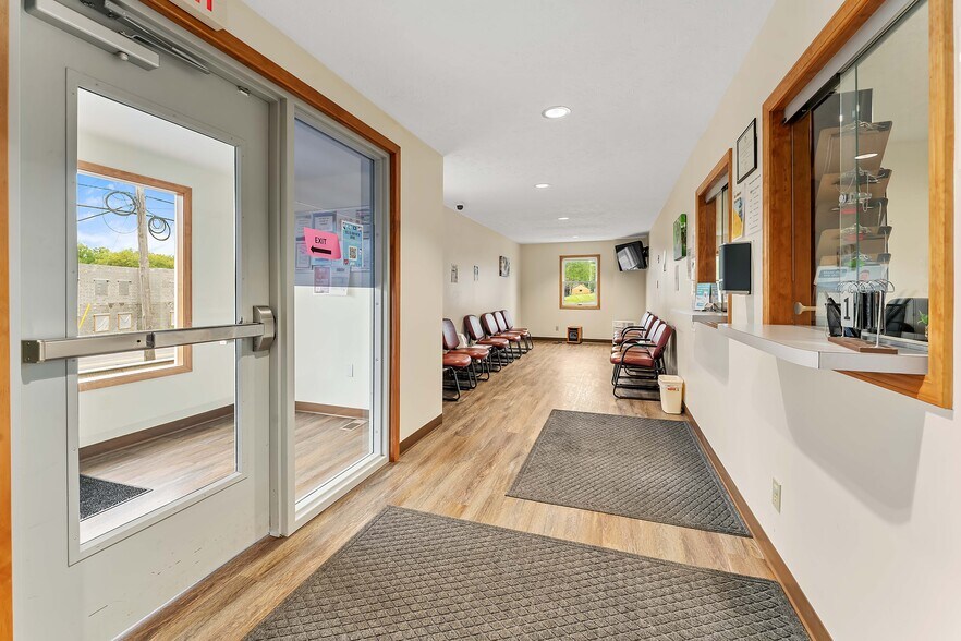 More Photos Of 725 N Pike St, Grafton Office For Sale