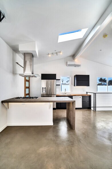 More Photos Of 1447 11th St, Santa Monica Office Residential For Lease
