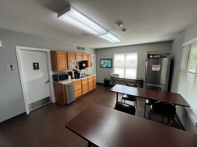 More Photos Of 2400 NW 24th St, Fort Worth Office For Sale