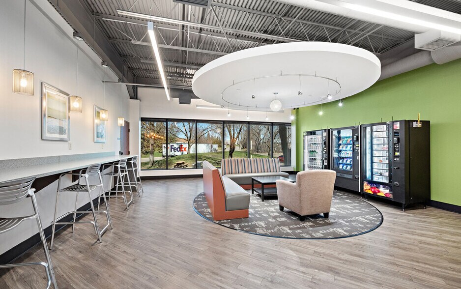 More Photos Of 7100 Northland Cir N, Brooklyn Park Office For Lease