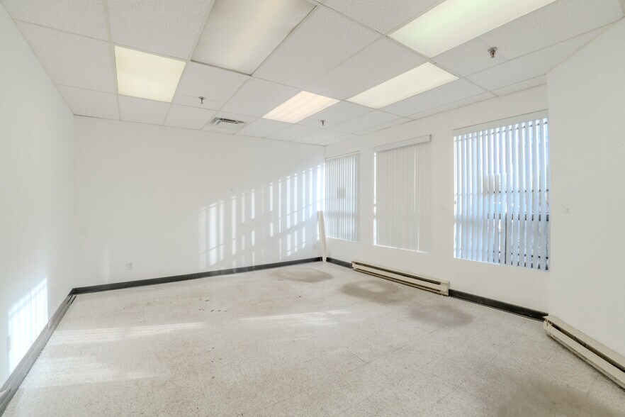 More Photos Of 9681-9725 Rue Clément, Montréal Unknown For Lease