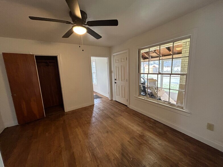 More Photos Of 404 N Henderson Blvd, Kilgore Office For Lease