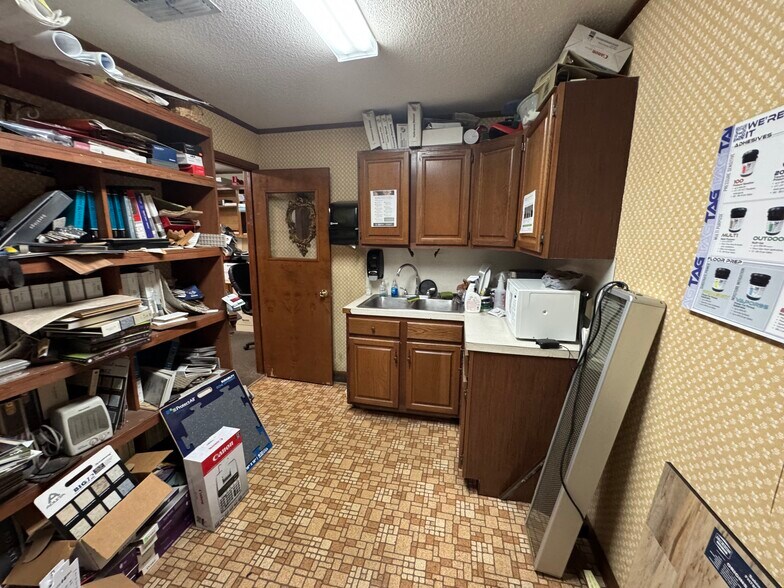More Photos Of 1900 Crockett Rd, Palestine Storefront For Sale