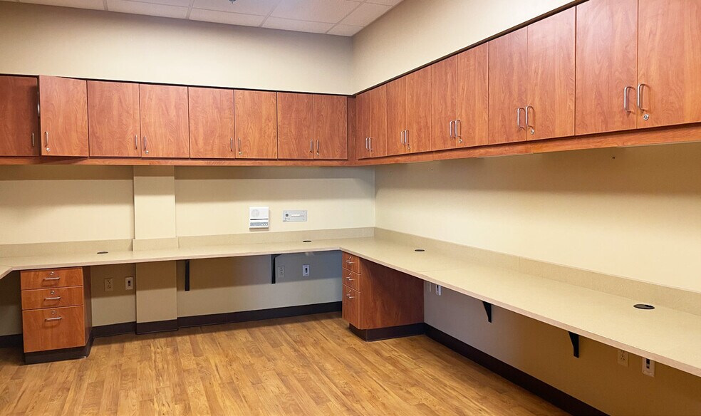 More Photos Of 624 Voris Jost Dr, Waterloo Medical For Lease