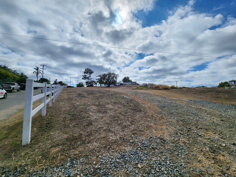 More Photos Of 1060 Crest View Rd, Vista Land For Sale