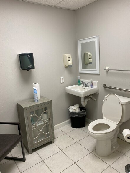 More Photos Of 404 Newport Blvd, League City Flex For Sale