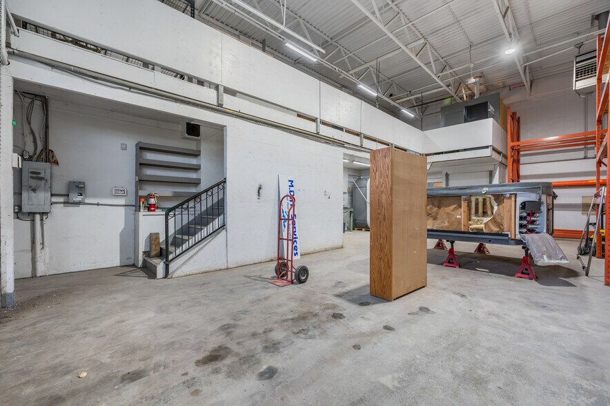 More Photos Of 4116 64 Av SE, Calgary Industrial For Sale